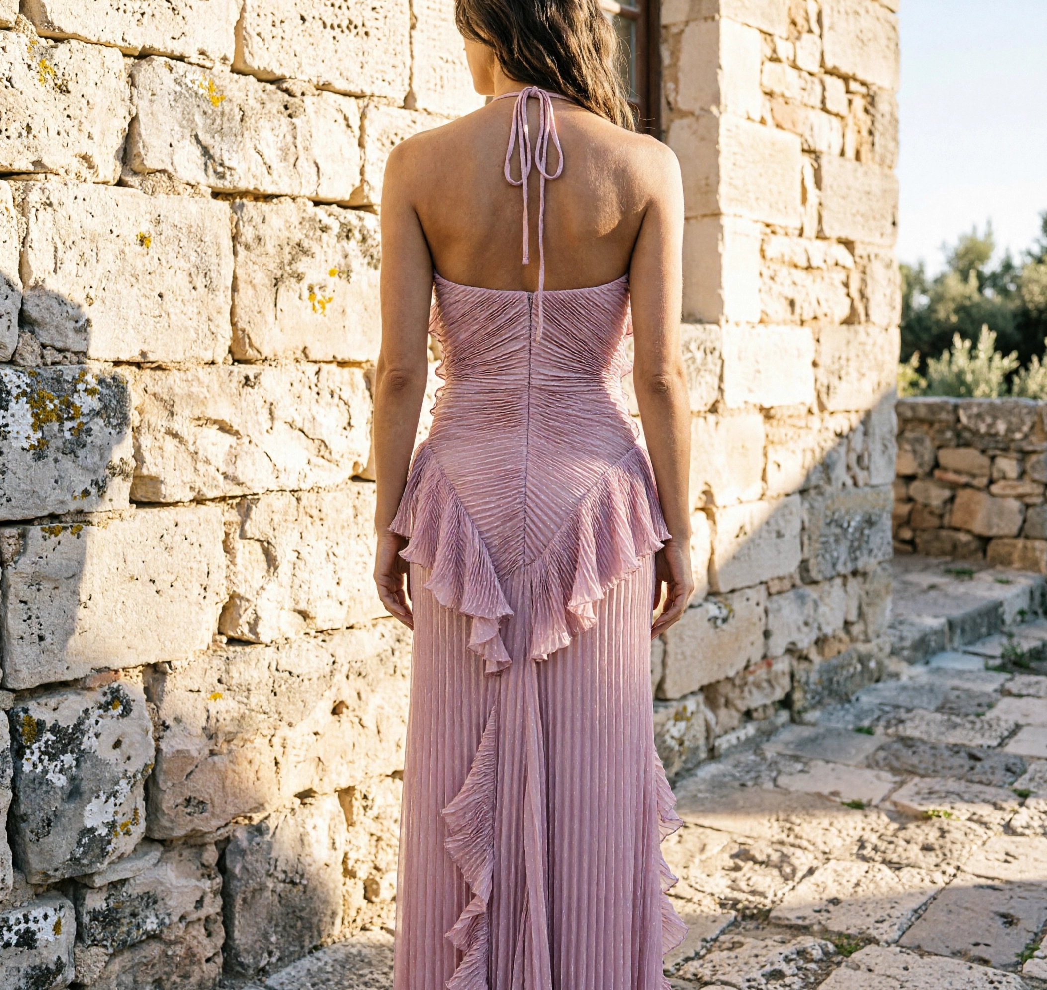 Vestido largo plisado con volantes halter