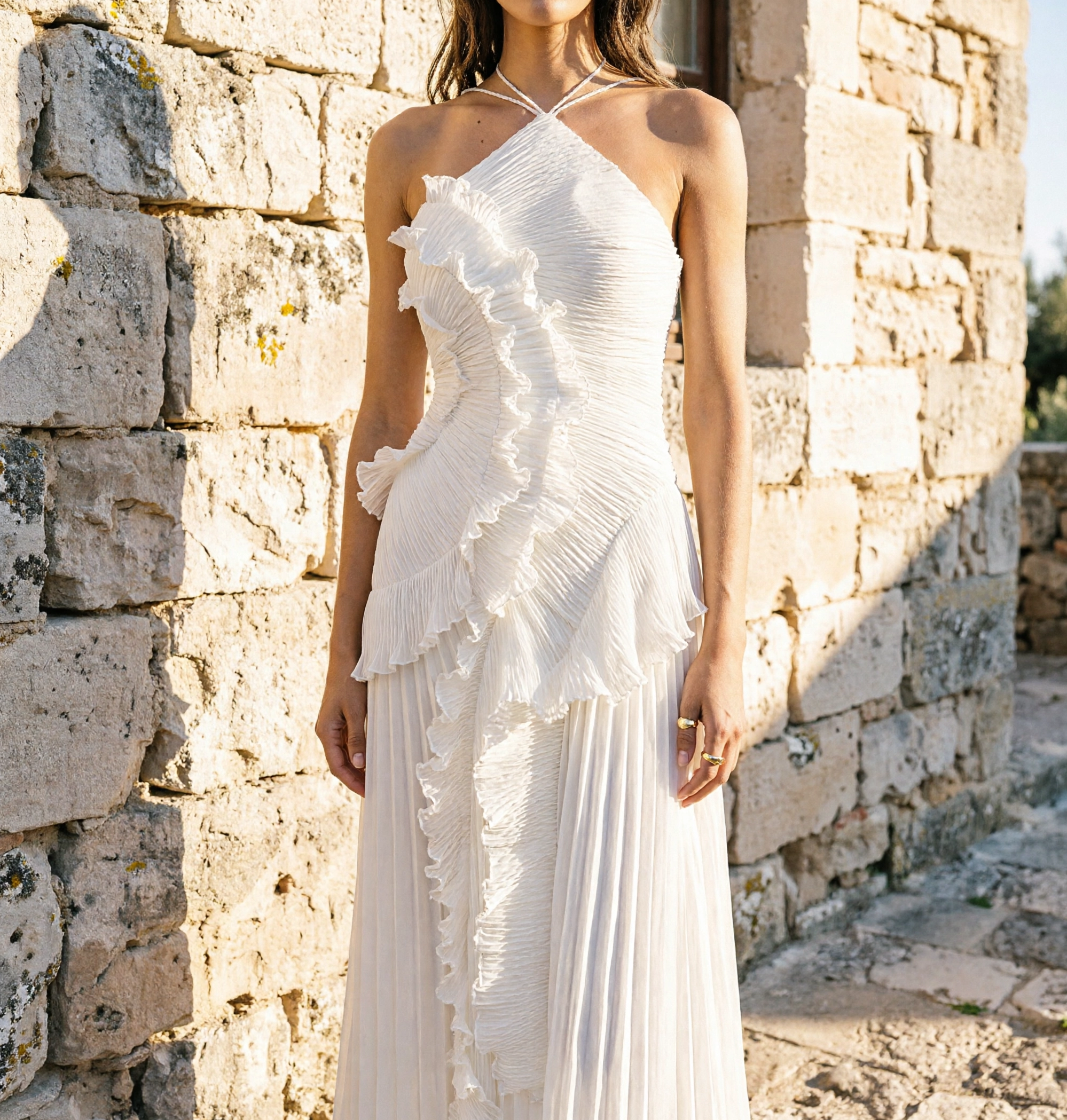 Vestido largo plisado con volantes halter