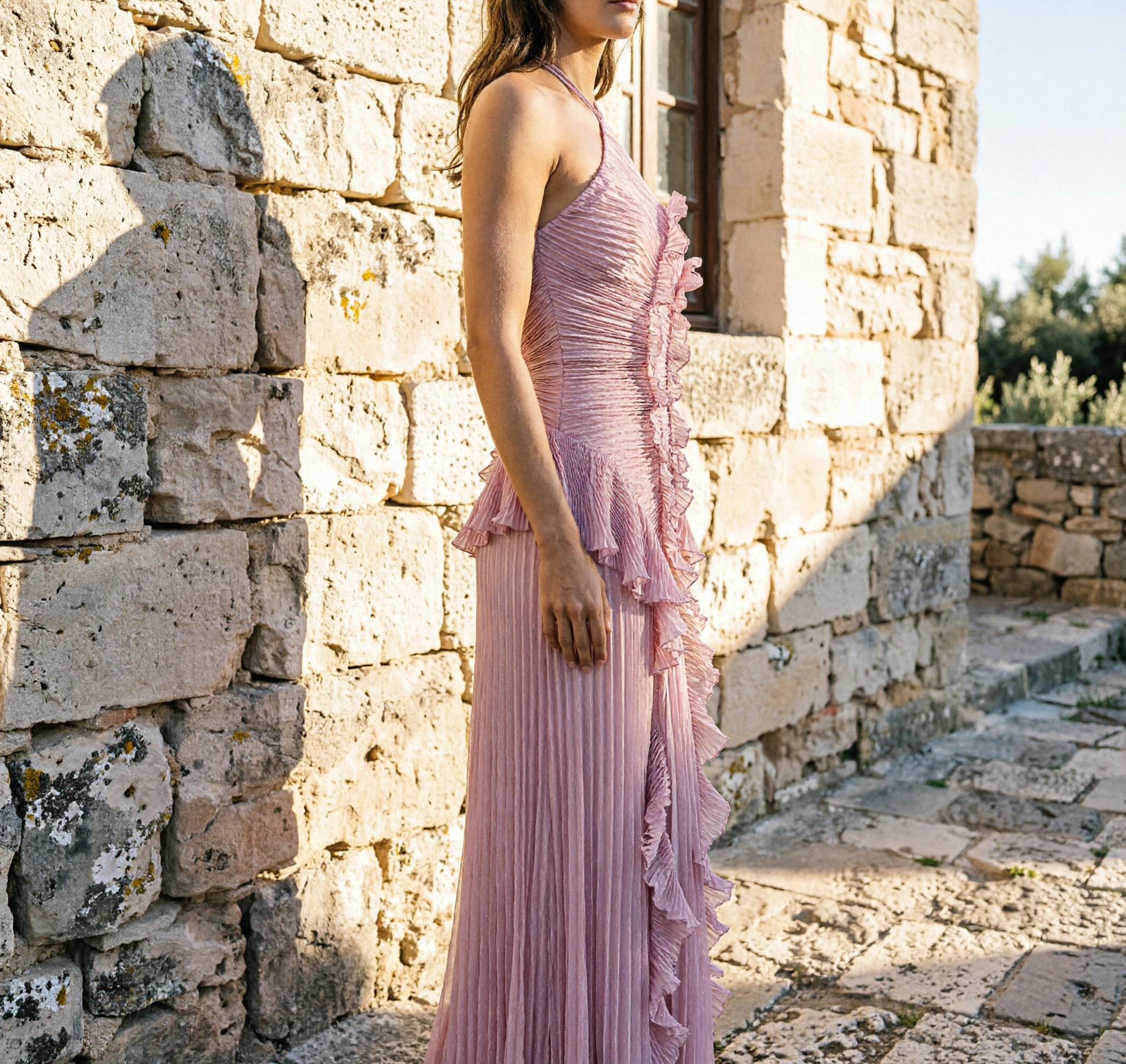 Vestido largo plisado con volantes halter