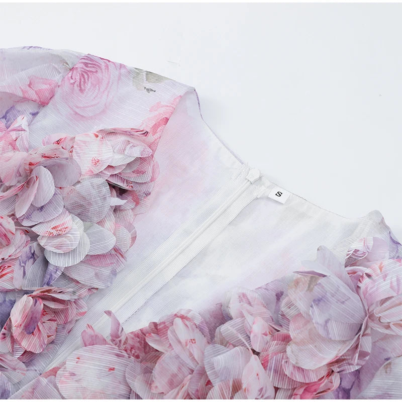 Vestido corto floral con flores 3D