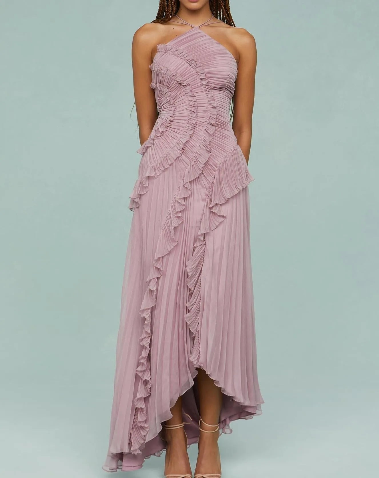 Vestido largo plisado con volantes halter