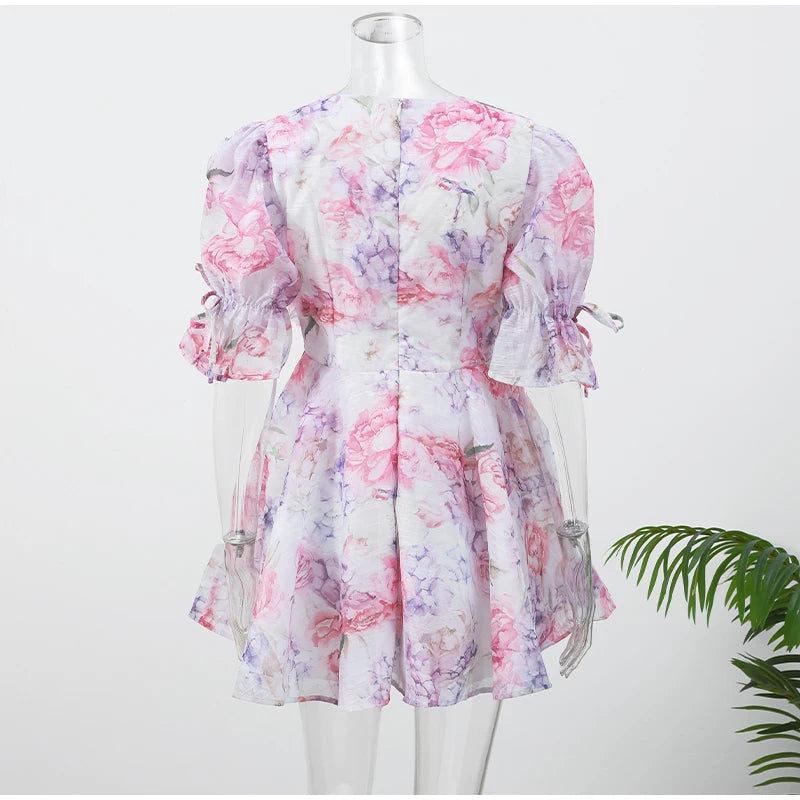 Vestido corto floral con flores 3D